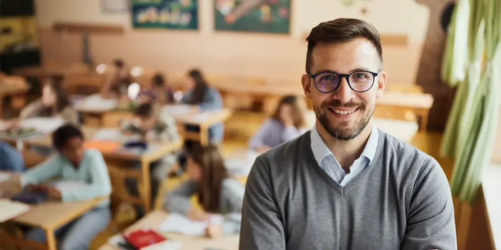Lehrer mit Schülern im Klassenzimmer