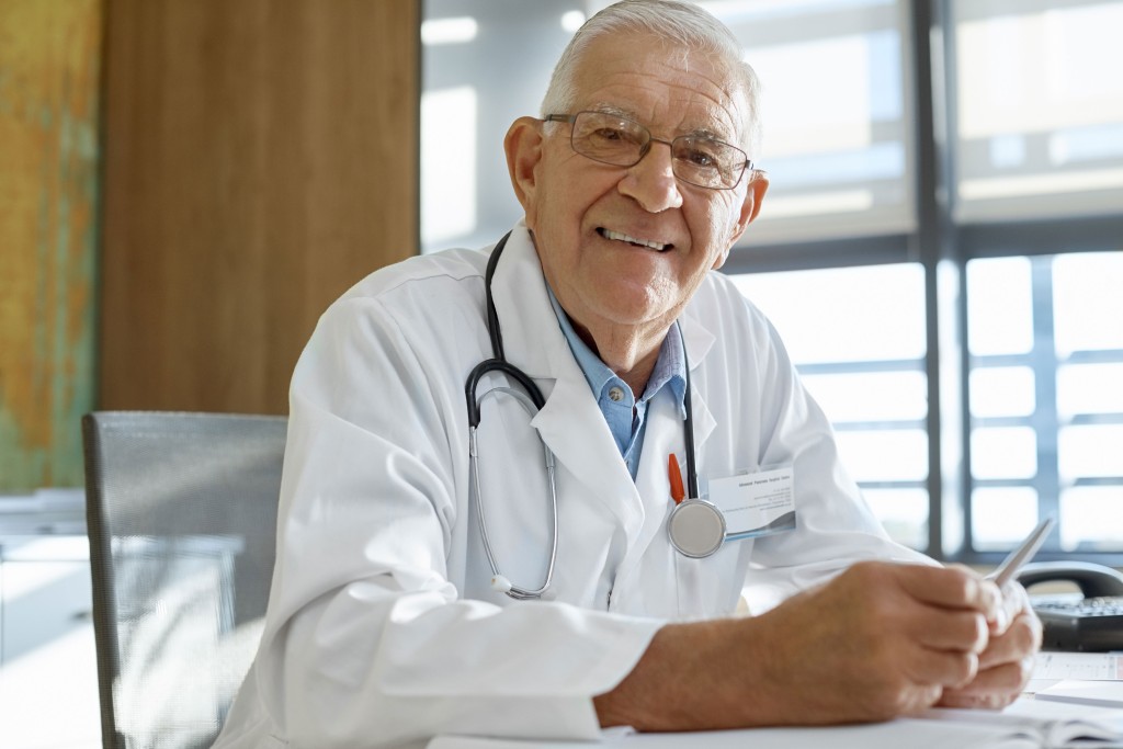 Arzt in der Behandlung MLP Finanzberatung für Ärztinnen und Ärzte